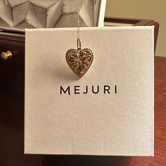 Mejuri Gold Heart Pendant - Picture 7 of 9